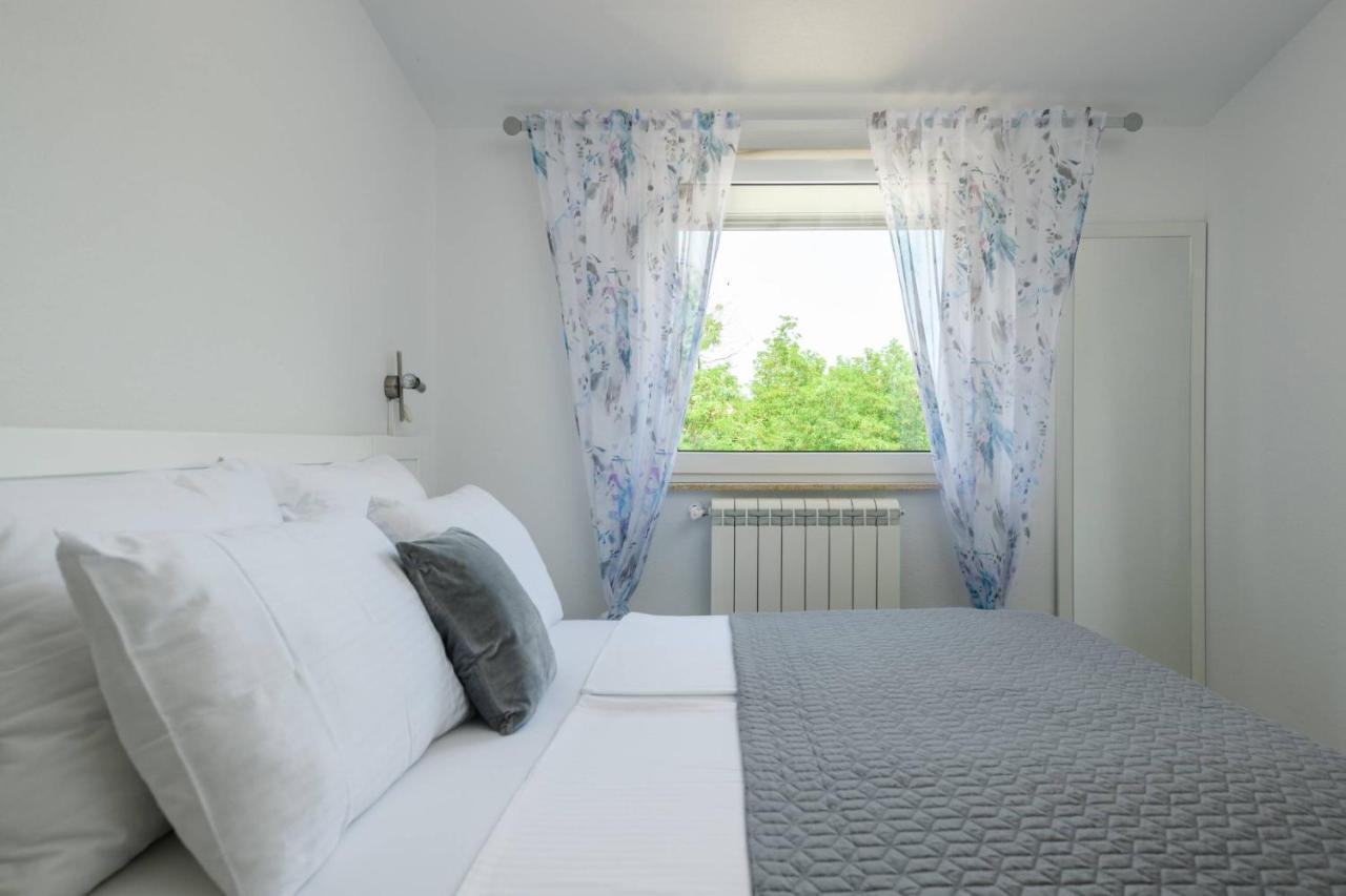 Apartments Somi Πόρετς Εξωτερικό φωτογραφία
